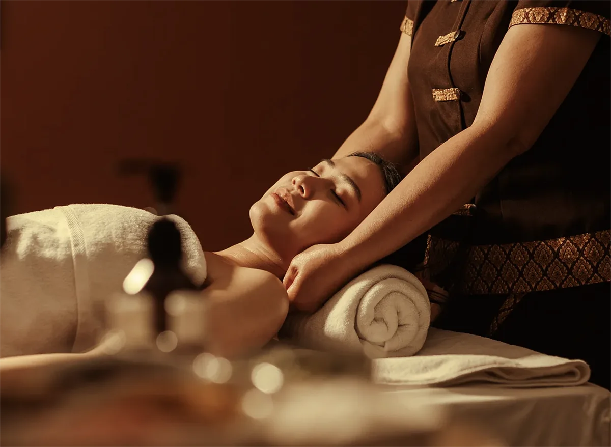 Thérapeute agréée ASCA RME effectuant un massage thaï à l’huile au salon San Suk à Genève